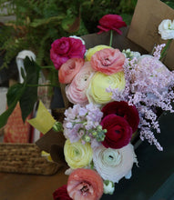 Load image into Gallery viewer, Ranunculus Bunch
